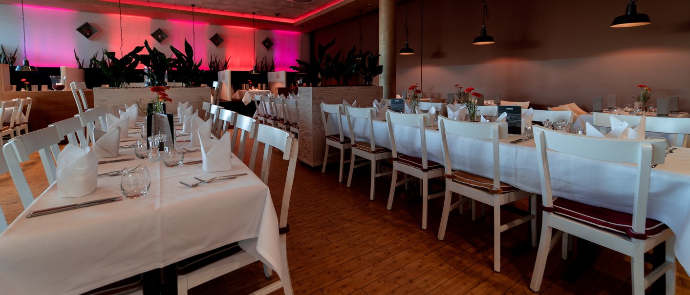 Ein stilvoll gedecktes Restaurant mit weißen Tischen und Stühlen, dekoriert mit Blumen und Servietten. Die Beleuchtung ist warm und einladend., © Sensapolis GmbH