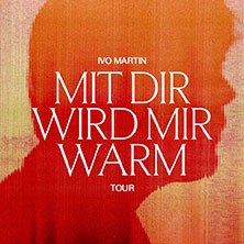 Ein Plakat mit dem Titel 'Mit dir wird mir warm Tour' von Ivo Martin, 2026. Der Hintergrund zeigt eine Silhouette in warmen Farben., &copy; links im Bild