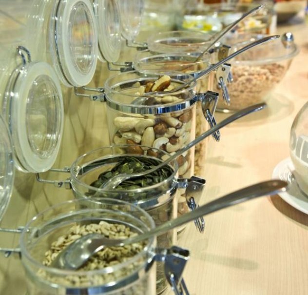 Gläser mit Nüssen und Samen auf einem Frühstücksbuffet, bereit zum Servieren. Löffel stecken in den Gläsern., © Hotel Neuwirtshaus