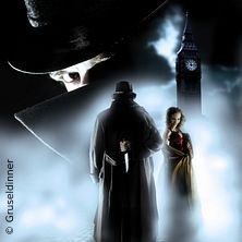 Ein mysteriöser Mann mit Hut und Mantel steht vor einer Frau, im Hintergrund ist der Big Ben zu sehen. Die Szene ist neblig und düster., © links im Bild Ein mysteriöser Mann mit Hut und Mantel steht vor einer Frau, im Hintergrund ist der Big Ben zu sehen. Die Szene ist neblig und düster., © links im Bild