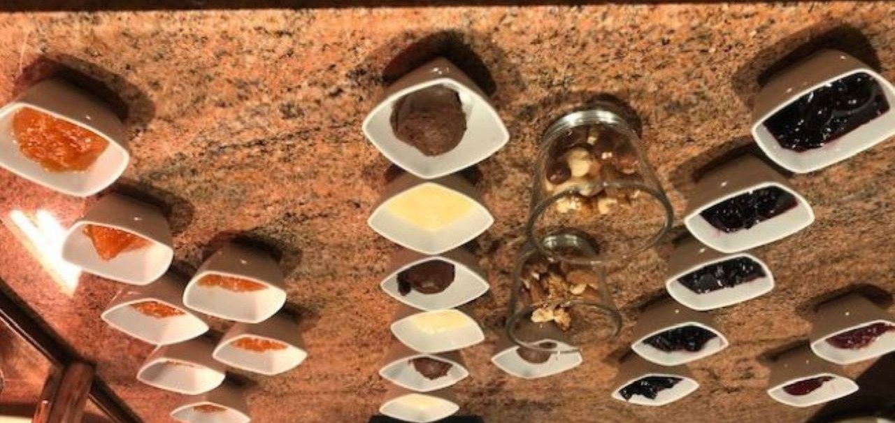 Kleine Schalen mit Marmeladen, Nüssen und Aufstrichen auf einem Frühstücksbuffet ausgestellt., © Kronen Hotel GmbH