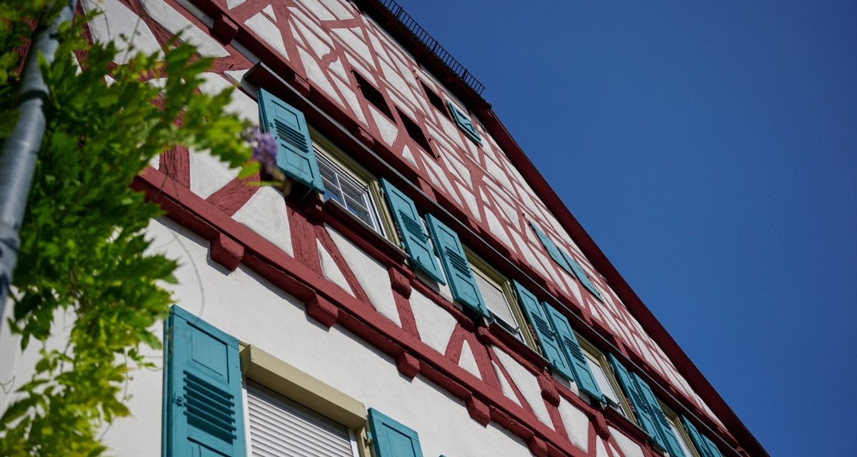 Das traditionsreiche Fachwerkhaus begeistert mit seiner Farbgebung und den liebevoll gestalteten Details. Solche Gebäude prägen das Ortsbild von Mundelsheim und erzählen von der langen Geschichte des Weinortes., © Kraichgau-Stromberg Tourismus e.V. Das traditionsreiche Fachwerkhaus begeistert mit seiner Farbgebung und den liebevoll gestalteten Details. Solche Gebäude prägen das Ortsbild von Mundelsheim und erzählen von der langen Geschichte des Weinortes., © Kraichgau-Stromberg Tourismus e.V.