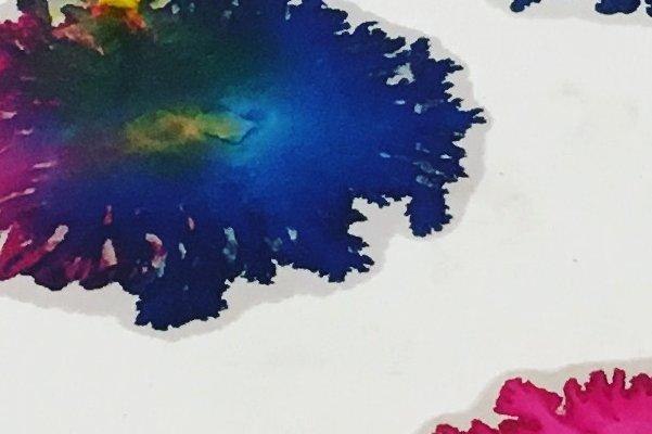 Abstrakte Kunst mit leuchtenden Farben, die sich auf weißem Hintergrund ausbreiten. Die Farben verlaufen in organischen Formen., © Stephanie Lüning Abstrakte Kunst mit leuchtenden Farben, die sich auf weißem Hintergrund ausbreiten. Die Farben verlaufen in organischen Formen., © Stephanie Lüning