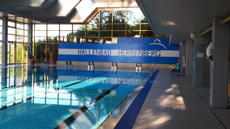 Innenansicht des Hallenbads Herrenberg mit einem Schwimmbecken, Startblöcken und großen Fenstern, die viel Licht hereinlassen., © Stadtwerke Herrenberg Innenansicht des Hallenbads Herrenberg mit einem Schwimmbecken, Startblöcken und großen Fenstern, die viel Licht hereinlassen., © Stadtwerke Herrenberg
