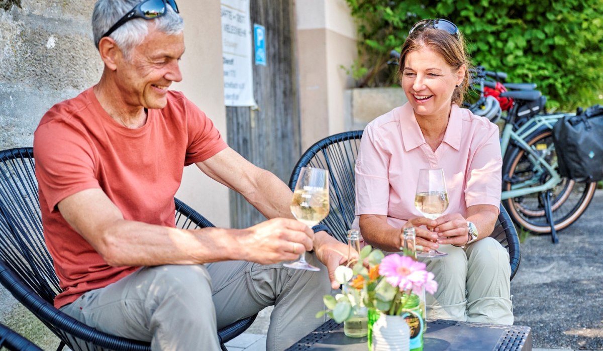 Radfahrer trinken Wein bei Direktvermarkter, © Touristikgemeinschaft Hohenlohe e. V. | Florian Trykowski