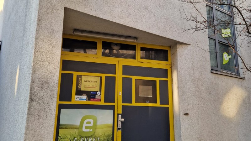 Au&szlig;enansicht eines Geb&auml;udes mit gelber T&uuml;r und einem Schild mit der Aufschrift "Radhaus Czernoch". Ein Eimer steht auf dem Boden., &copy; StadtNuertingen