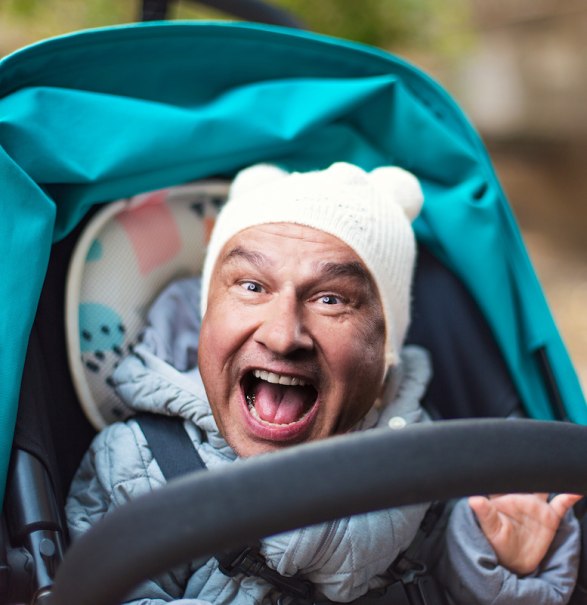 Ein Mann mit weißer Mütze sitzt lachend in einem Kinderwagen. Der Hintergrund ist unscharf, der Fokus liegt auf seinem Gesichtsausdruck., © Veranstaltungsring Metzingen e.V. Ein Mann mit weißer Mütze sitzt lachend in einem Kinderwagen. Der Hintergrund ist unscharf, der Fokus liegt auf seinem Gesichtsausdruck., © Veranstaltungsring Metzingen e.V.
