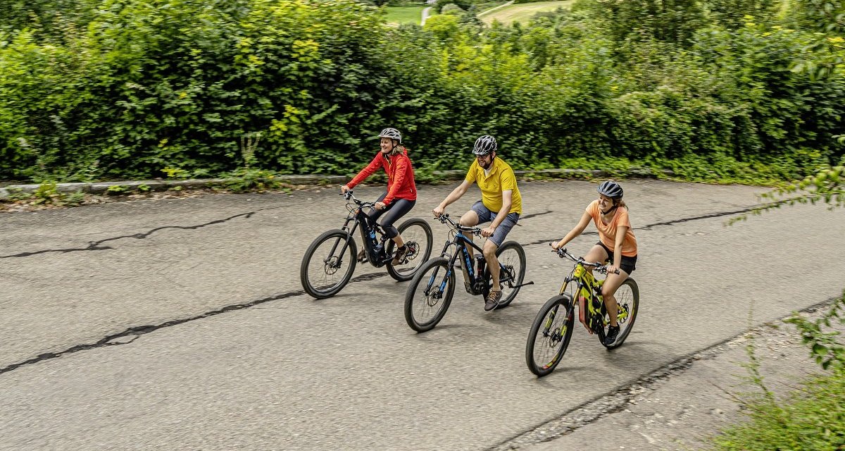 Radfahrer oberhalb von Lenningen, © Landkreis Esslingen Radfahrer oberhalb von Lenningen, © Landkreis Esslingen
