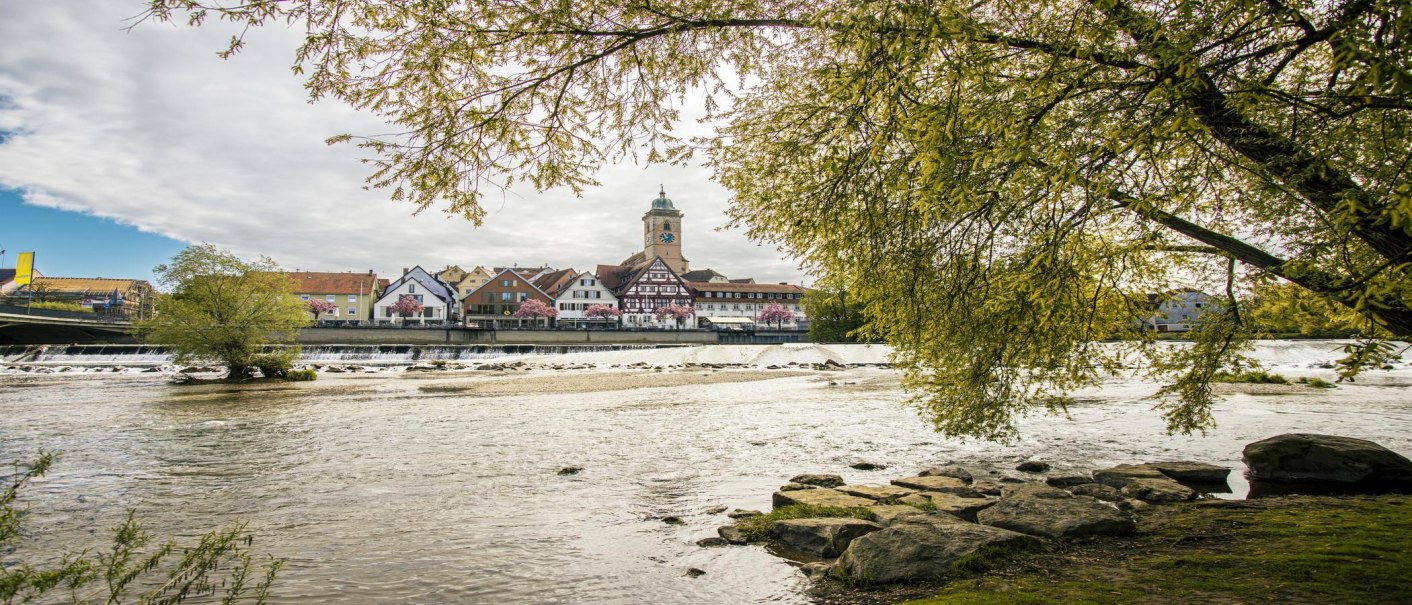 Nuertingen Fischtreppe Weitwinkelaufnahme vom Ufer aus, © SMG, Sarah Schmid