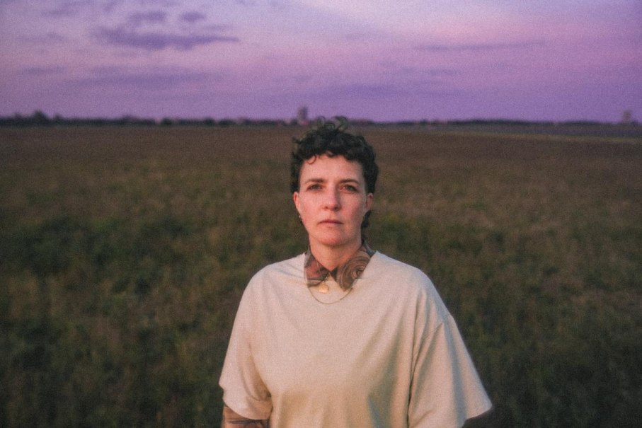 Eine Person steht auf einem Feld bei Sonnenuntergang. Der Himmel ist in lila und rosa Tönen gefärbt., © Kulturzentrum Dieselstrasse Eine Person steht auf einem Feld bei Sonnenuntergang. Der Himmel ist in lila und rosa Tönen gefärbt., © Kulturzentrum Dieselstrasse