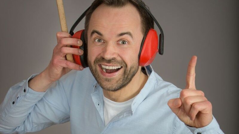 Ein Mann mit Gehörschutz und Hammer lächelt breit und zeigt mit dem Finger nach oben, als ob er eine Idee hat., © Stadtverwaltung Marbach