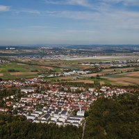 Luftaufnahme von Leinfelden-Echterdingen: Wohngebiete, Felder und ein Flughafen im Hintergrund unter blauem Himmel., © Stuttgart-Marketing GmbH