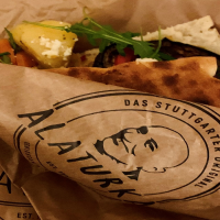 Ein Sandwich mit Gemüse und Käse in einer Alaturka-Papiertüte, auf der "Das Stuttgarter Original" steht., © Stuttgart-Marketing GmbH