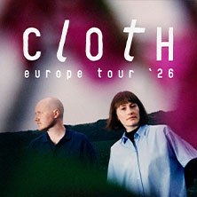 Zwei Personen vor einem unscharfen Hintergrund, dar&uuml;ber der Text 'cloth europe tour '26'., &copy; links im Bild