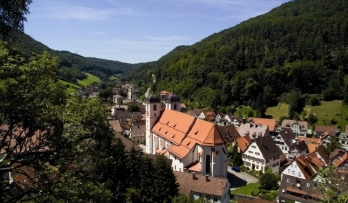 Panorama von Wiesensteig mit Kirche, umgeben von Häusern und grünen Hügeln unter blauem Himmel., © Landratsamt Göppingen Panorama von Wiesensteig mit Kirche, umgeben von Häusern und grünen Hügeln unter blauem Himmel., © Landratsamt Göppingen