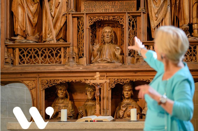 Eine Frau zeigt auf den kunstvoll geschnitzten Jakobusaltar in der Winnender Schlo&szlig;kirche. Der Altar ist reich verziert mit religi&ouml;sen Figuren., &copy; Stadt Winnenden
