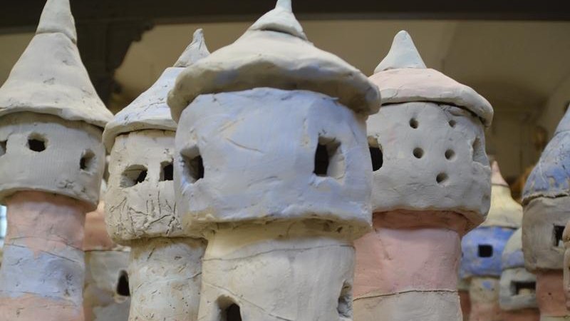 Tonmodelle von Hexenhäusern mit spitzen Dächern und kleinen Fenstern in verschiedenen Farben., © Kunstschule Labyrinth