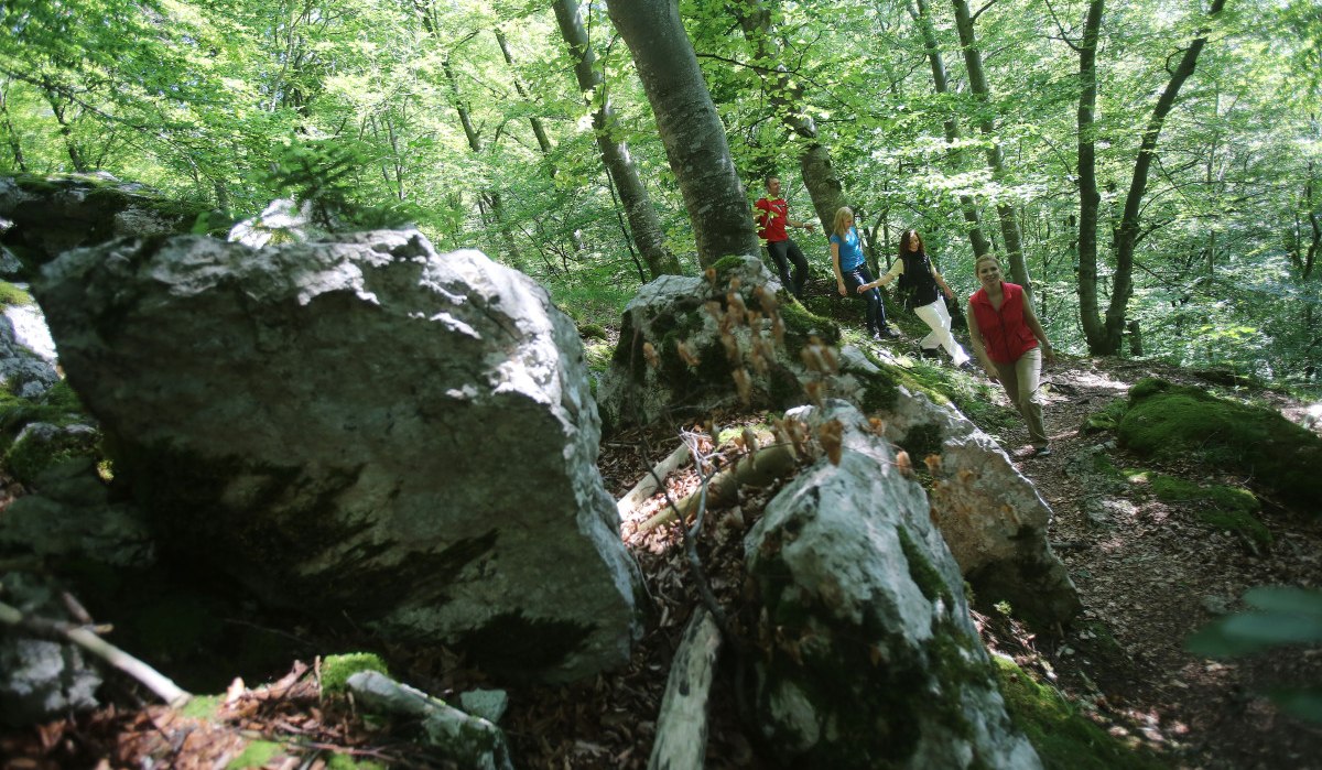 Wanderer umrunden den Geschlitzten Fels, © Bad Urach Tourismus