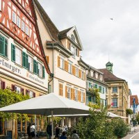 Esslingens Marktplatz mit historischen Fachwerkh&auml;usern und Stra&szlig;encaf&eacute;s. Menschen flanieren und genie&szlig;en die Atmosph&auml;re., &copy; Stuttgart-Marketing GmbH, Sarah Schmid