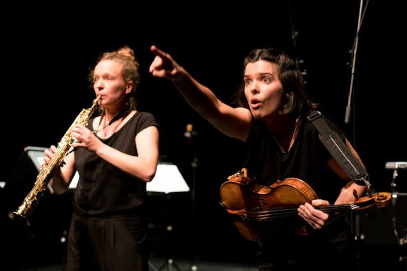 Zwei Musikerinnen auf der Bühne, eine spielt Saxophon, die andere Geige. Sie tragen schwarze Kleidung und sind in einer dynamischen Pose., © Stadt Leonberg - Amt für Kultur und Sport