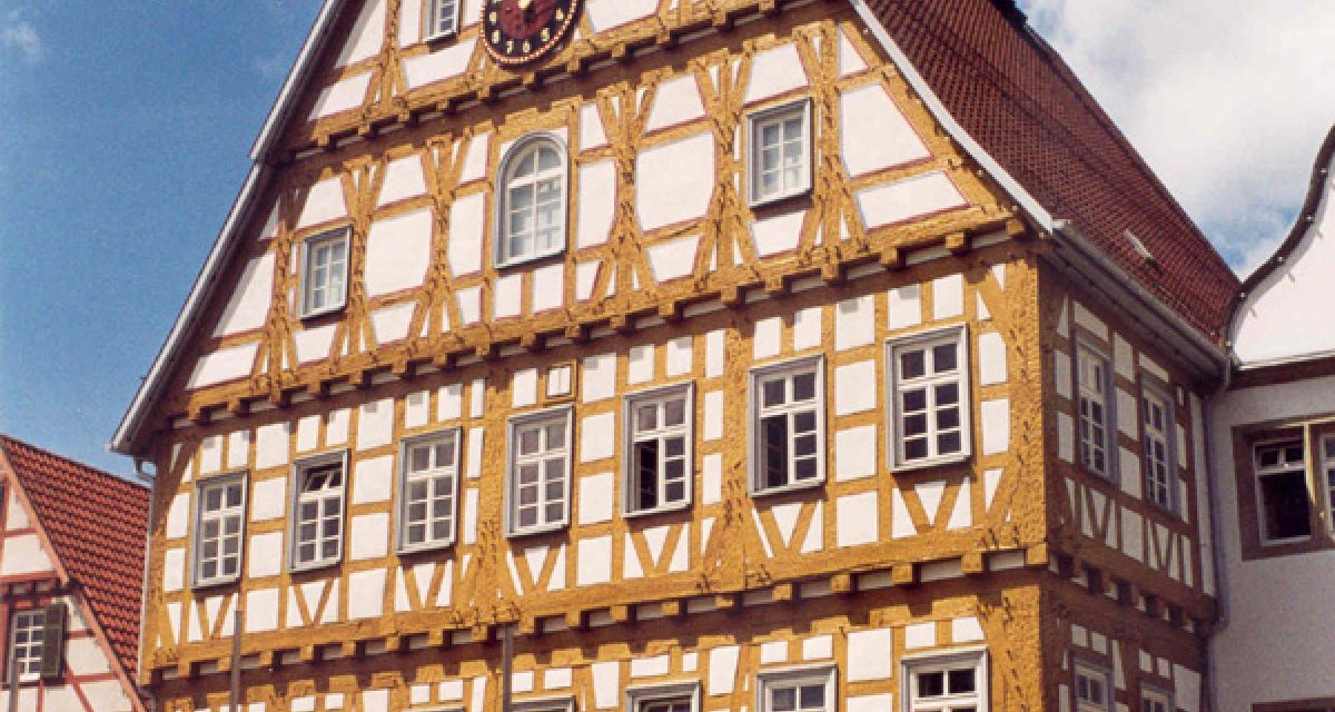 Das Alte Rathaus in Leonberg zeigt seine beeindruckende Fachwerkarchitektur unter einem blauen Himmel mit wei&szlig;en Wolken., &copy; Alfred R&ouml;sner