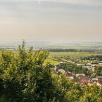 Panoramablick auf eine Stadt mit umliegenden Feldern und Bäumen, die sich bis zum Horizont erstrecken. Der Himmel ist klar und sonnig., © Stuttgart-Marketing GmbH, Sarah Schmid Panoramablick auf eine Stadt mit umliegenden Feldern und Bäumen, die sich bis zum Horizont erstrecken. Der Himmel ist klar und sonnig., © Stuttgart-Marketing GmbH, Sarah Schmid
