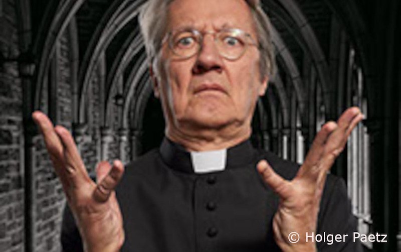 Ein Mann in Priesterkleidung hebt die Hände in einem gotischen Gang. © Holger Paetz, © Kultur- und Sportamt Stadt Bietigheim-Bissingen
