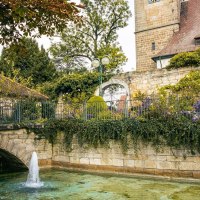 Ein idyllischer Blick auf die Innenstadt von Echterdingen mit einer Steinbrücke, einem Brunnen und einem historischen Turm im Hintergrund., © Stuttgart-Marketing GmbH, Sarah Schmid