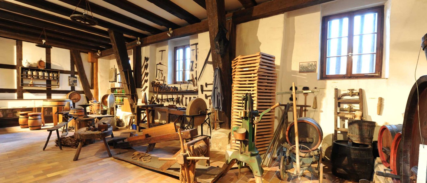 Innenansicht des Weinmuseums Horrheim mit historischen Weinbaugeräten, Holzfässern und Werkzeugen in einem rustikalen Raum mit Holzbalken., © Stadt Vaihingen an der Enz, Foto: Pfisterer Innenansicht des Weinmuseums Horrheim mit historischen Weinbaugeräten, Holzfässern und Werkzeugen in einem rustikalen Raum mit Holzbalken., © Stadt Vaihingen an der Enz, Foto: Pfisterer