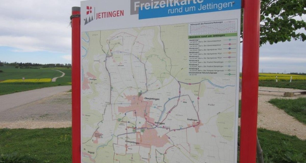 Ein Schild mit einer Freizeitkarte von Jettingen steht auf einem Feldweg. Im Hintergrund sind Felder und ein bewölkter Himmel zu sehen., © Natur.Nah. Schönbuch & Heckengäu Ein Schild mit einer Freizeitkarte von Jettingen steht auf einem Feldweg. Im Hintergrund sind Felder und ein bewölkter Himmel zu sehen., © Natur.Nah. Schönbuch & Heckengäu