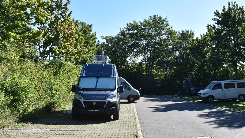 Wohnmobilstellplatz in B&ouml;blingen mit geparkten Wohnmobilen, umgeben von B&auml;umen und sonnigem Wetter., &copy; Stadtmarketing B&ouml;blingen e. V.