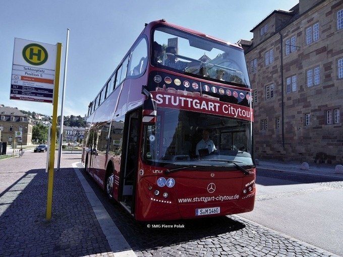 Roter Doppeldeckerbus der Stuttgart Citytour an einer Haltestelle vor einem historischen Geb&auml;ude., &copy; SMG, Pierre Polak