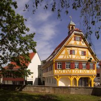 Ortsmitte Beuren - Blick aufs neue und alte Rathaus, © Tourist-Info Beuren