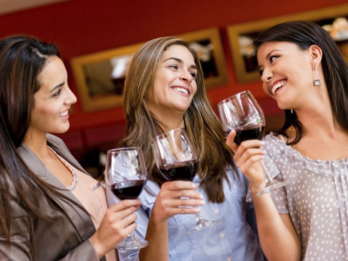 Drei Frauen genie&szlig;en gemeinsam ein Glas Rotwein und lachen miteinander in einer gem&uuml;tlichen Umgebung., &copy; Eigenbetrieb Tourismus und Citymanagement Schorndorf