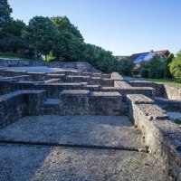 Ruinen der Villa Rustica in Nürtingen, umgeben von Bäumen und modernen Häusern im Hintergrund., © SMG, A. Mende Ruinen der Villa Rustica in Nürtingen, umgeben von Bäumen und modernen Häusern im Hintergrund., © SMG, A. Mende