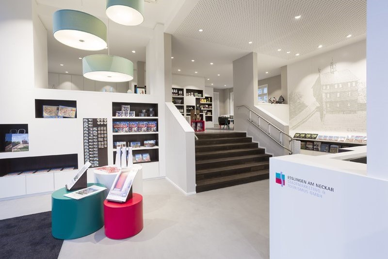 Moderne Stadtinformation in Esslingen mit Prospekten, Souvenirs und Sitzgelegenheiten. Helle Beleuchtung und stilvolle Einrichtung., © EST
