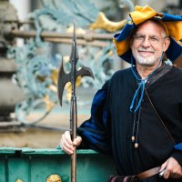 Ein Mann in historischer Kleidung mit Hellebarde posiert l&auml;chelnd vor einem kunstvoll verzierten Brunnen., &copy; Stadt N&uuml;rtingen