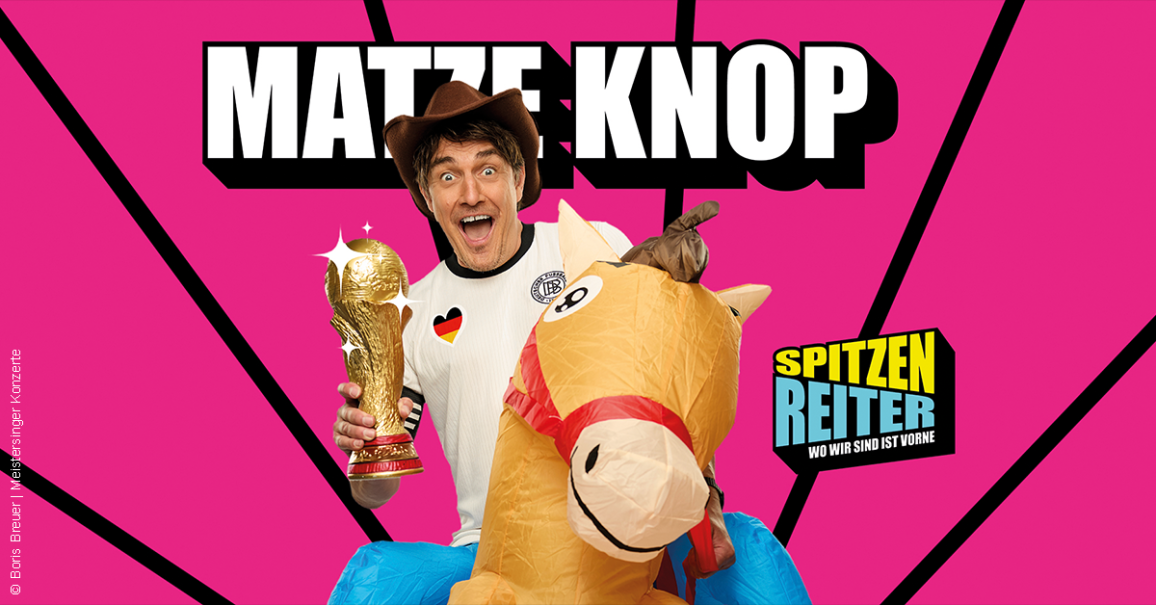 Ein Mann mit Cowboyhut h&auml;lt einen goldenen Pokal und sitzt auf einem aufblasbaren Pferd. Der Hintergrund ist pink mit dem Text 'Matze Knop - Spitzenreiter'., &copy; links im Bild