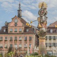 Barocke Statue auf einem Marktplatz, umgeben von historischen Gebäuden mit Fachwerk und verzierten Fassaden. Der Himmel ist leicht bewölkt., © Mario Klaiber Barocke Statue auf einem Marktplatz, umgeben von historischen Gebäuden mit Fachwerk und verzierten Fassaden. Der Himmel ist leicht bewölkt., © Mario Klaiber