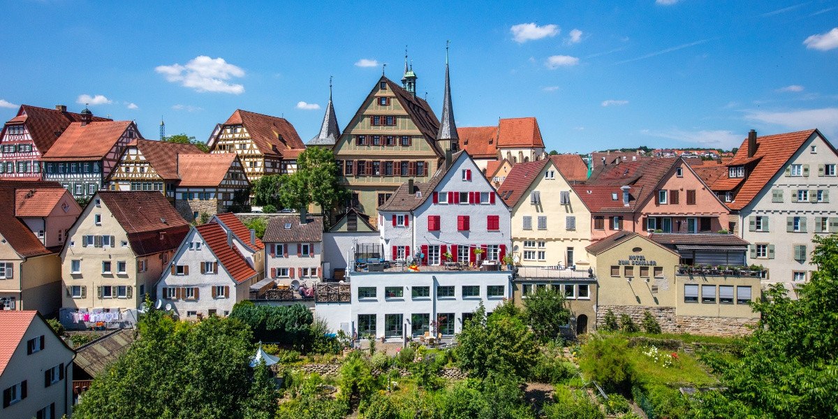 Blick auf historische Fachwerkhäuser in Bietigheim-Bissingen unter blauem Himmel. Die Gebäude sind bunt und dicht aneinander gereiht., © Stuttgart-Marketing GmbH Blick auf historische Fachwerkhäuser in Bietigheim-Bissingen unter blauem Himmel. Die Gebäude sind bunt und dicht aneinander gereiht., © Stuttgart-Marketing GmbH