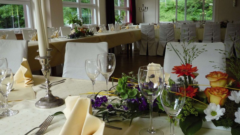 Festlich gedeckter Tisch im R&ouml;merhof Stuttgart mit Blumen, Kerzen und Gl&auml;sern, bereit f&uuml;r eine Veranstaltung., &copy; Kulinarium und R&ouml;merhof Stuttgart