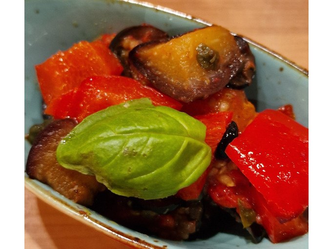 Mediterraner Gemüsesalat mit Paprika, Aubergine und Basilikum in einer blauen Schale serviert., © Kultweine-Kochwelten-Kunstücke - Kochschule Sonja Lenz Mediterraner Gemüsesalat mit Paprika, Aubergine und Basilikum in einer blauen Schale serviert., © Kultweine-Kochwelten-Kunstücke - Kochschule Sonja Lenz