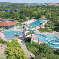 Luftaufnahme des Badeparks Ellental in Bietigheim-Bissingen mit Schwimmbecken, Rutschen und grüner Umgebung., © Badepark Ellental, SWBB