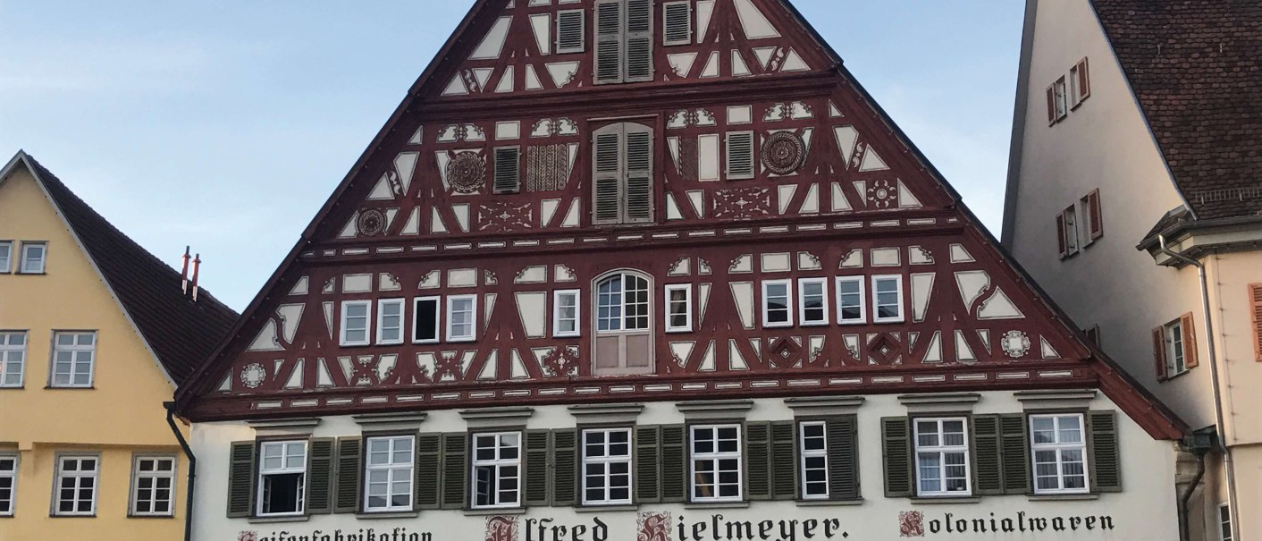 Fachwerkhaus in Esslingen mit rotem Giebel und der Aufschrift 'Alfred Kielmeyer. Seifenfabrikation. Kolonialwaren' auf der Fassade., © Andrea Gehrlach Fachwerkhaus in Esslingen mit rotem Giebel und der Aufschrift 'Alfred Kielmeyer. Seifenfabrikation. Kolonialwaren' auf der Fassade., © Andrea Gehrlach