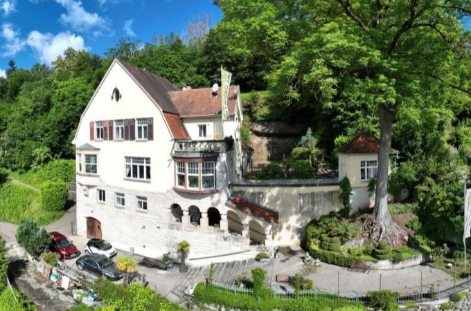 Die Villa Seiz thront majestätisch auf einem Hügel, umgeben von üppigem Grün und einem gepflegten Garten. Ein idyllisches Refugium mit historischem Charme., © Touristik und Marketing GmbH
