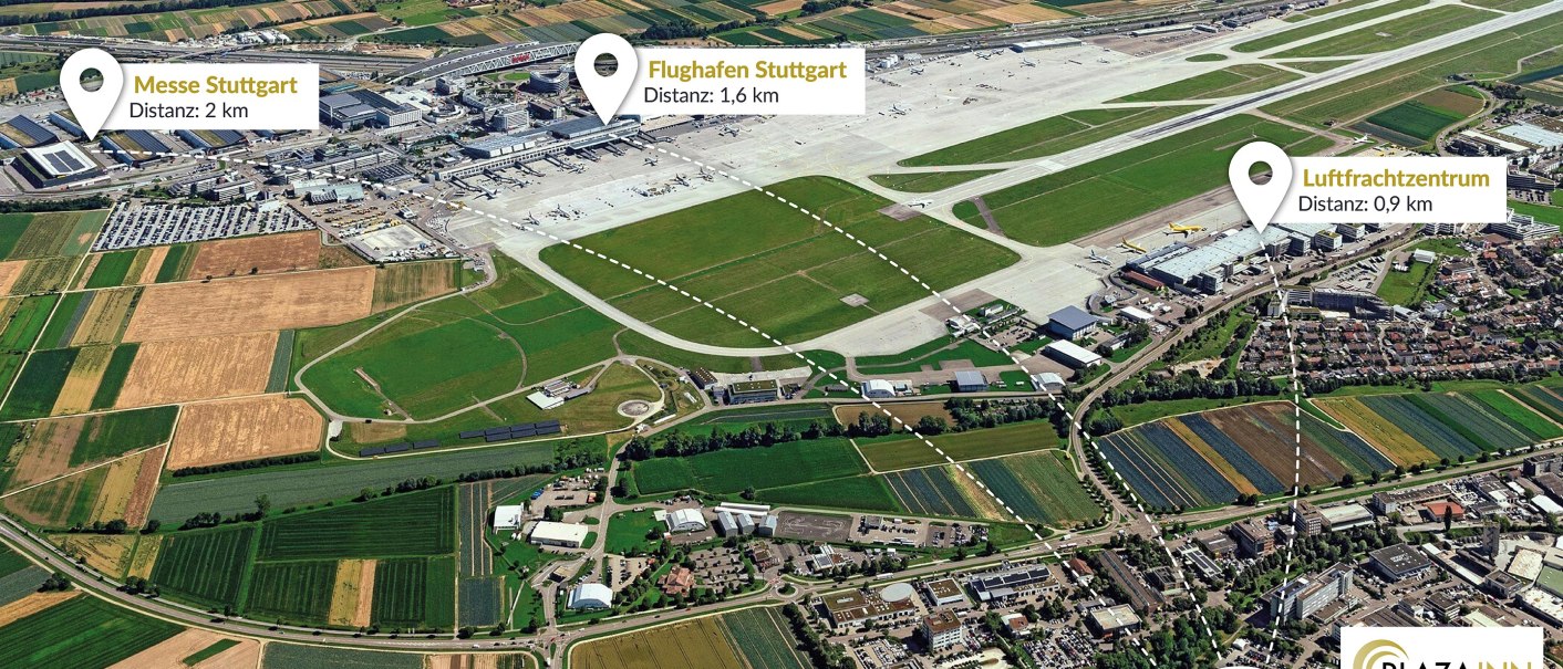 Luftaufnahme des Flughafens Stuttgart, umgeben von Feldern und Gebäuden. Markierungen zeigen Entfernungen zur Messe, zum Luftfrachtzentrum und zum Plaza Inn Hotel., © Plaza INN Stuttgart-Filderstadt Luftaufnahme des Flughafens Stuttgart, umgeben von Feldern und Gebäuden. Markierungen zeigen Entfernungen zur Messe, zum Luftfrachtzentrum und zum Plaza Inn Hotel., © Plaza INN Stuttgart-Filderstadt