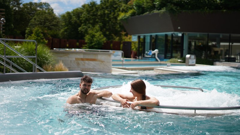 Strömungsbecken der Panorama Therme Beuren mit Sprudelliegen und zu bestimmten Zeiten mit Strömungskanal, © Panorama Therme Beuren