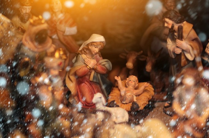 Eine beleuchtete Weihnachtskrippe zeigt Maria, Josef und das Jesuskind, umgeben von Tieren, w&auml;hrend Schneeflocken fallen., &copy; Stadt G&ouml;ppingen
