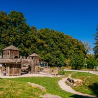 Spielplatz mit Holzkonstruktionen im Stadtpark Welzheim, umgeben von grünen Bäumen und blauem Himmel., © Stuttgart-Marketing GmbH, Thomas Niedermüller Spielplatz mit Holzkonstruktionen im Stadtpark Welzheim, umgeben von grünen Bäumen und blauem Himmel., © Stuttgart-Marketing GmbH, Thomas Niedermüller