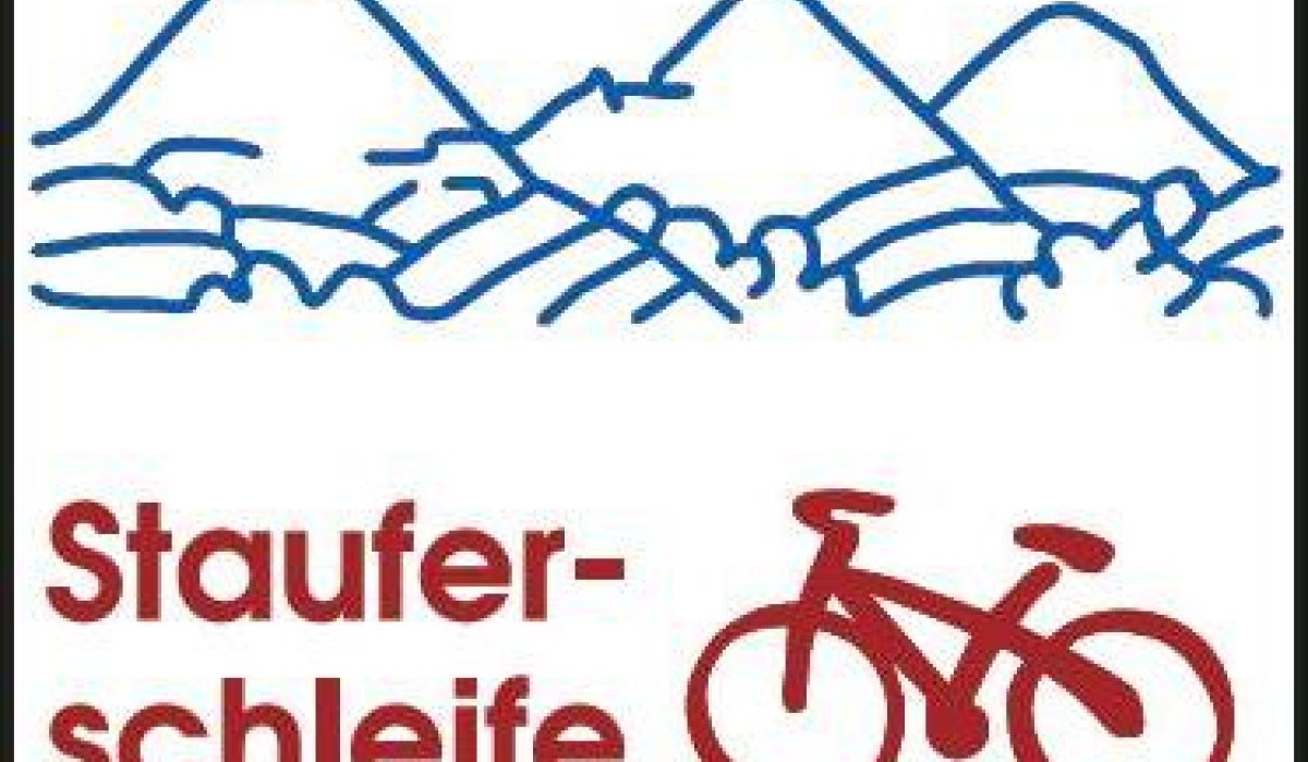 Logo der Stauferschleife: Oben blaue Bergsilhouette, unten roter Schriftzug 'Stauferschleife' und ein rotes Fahrrad., © Remstal Tourismus e.V.